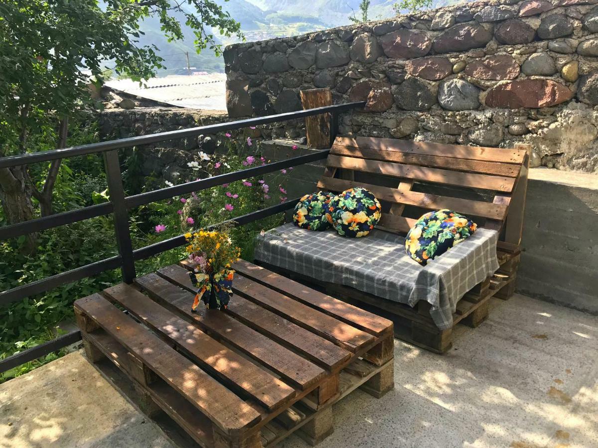 Piligrim Kazbegi Hotel Екстериор снимка