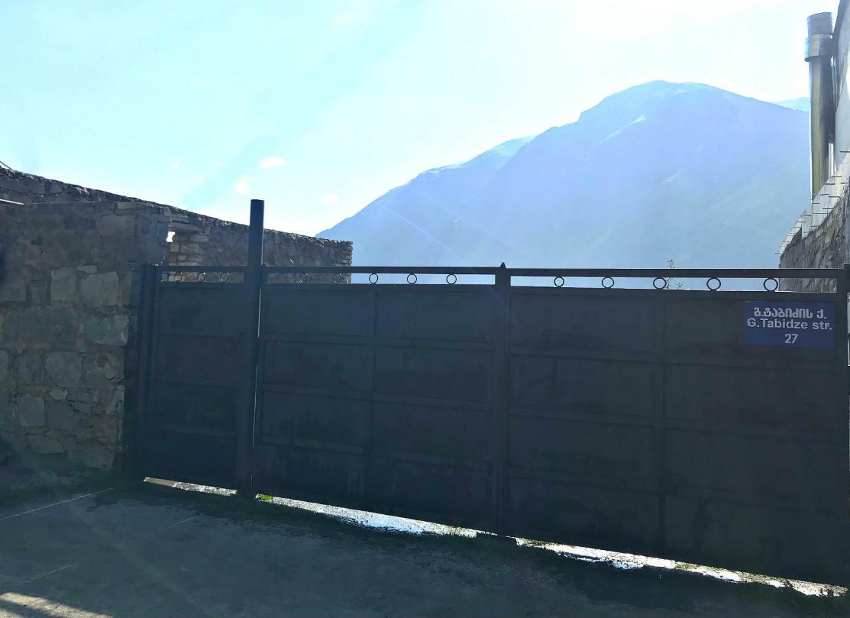 Piligrim Kazbegi Hotel Екстериор снимка